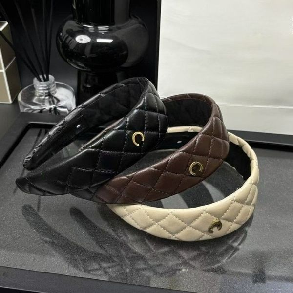 Women's Designer Headband Retro Headband High-quality Leather Headband To Enhance The Top of The Skull Wide-brimmed Headband Simple Temperament Multiple Options
Women's Designer Headband Retro Headband High-quality Leather Headband To Enhance The Top of The Skull Wide-brimmed Headband Simple Temperament Multiple Options