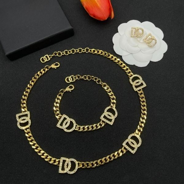 Diamonds Letter Necklace Copper Material Chains Designer for Men Women 18K Gold Classic Wear Necklace Luxury Jewelry Sets Necklaces Bracelet High Quality Gifts
Diamonds Letter Necklace Copper Material Chains Designer for Men Women 18K Gold Classic Wear Necklace Luxury Jewelry Sets Necklaces Bracelet High Quality Gifts