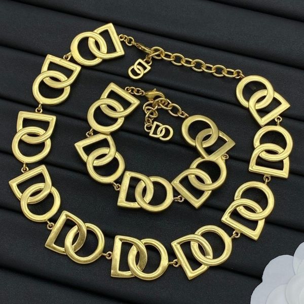 Designer Letter Necklace for Men's Gold Luxury Jewelry Necklaces Bracelet Sets Chains Copper Material Diamonds High Quality Party Gifts
Designer Letter Necklace for Men's Gold Luxury Jewelry Necklaces Bracelet Sets Chains Copper Material Diamonds High Quality Party Gifts