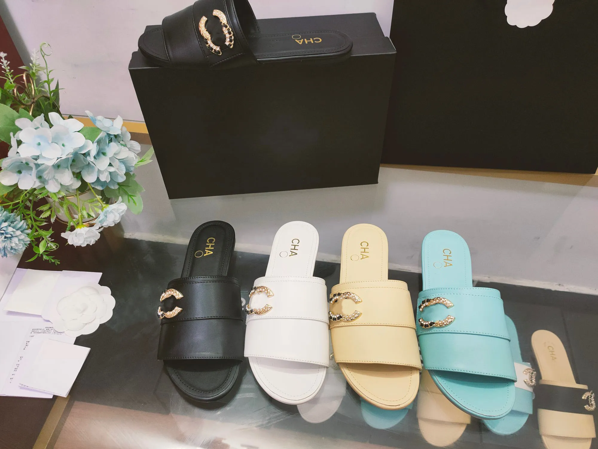 aaa designer flat sandals metal strip black patent leather women leather letter sandals metal buckle women shoes beach flip flops channel sl
aaa designer flat sandals metal strip black patent leather women leather letter sandals metal buckle women shoes beach flip flops channel sl
