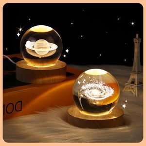 Luz de noche LED de bola de cristal 3D de 6 cm con base de madera alimentada por USB, ciervo, luna, sistema solar, lámpara de noche de noche de galaxia para la decoración del dormitorio de la oficina en el hogar