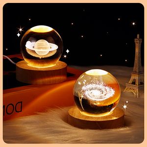 Veilleuse boule de cristal 3D 6 cm, avec socle en bois, lampe de table, nébuleuse du système solaire, lune, cerf saturne, lumière de décoration alimentée par USB pour garçons filles ami de la famille