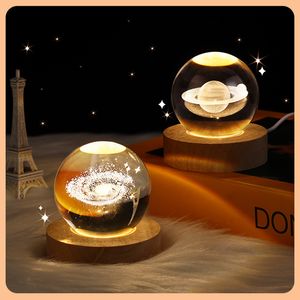 Luz nocturna de bola de cristal 3D de 6 cm, con base de madera, lámpara de mesa alimentada por USB, sistema solar, nebulosa, luna, ciervo satrun, luz de decoración para niños Dormitorio de amigos Navidad