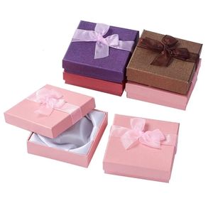 6pcs Boîtes de cadeaux de la Saint-Valentin Square Bowknot Organza Ribbon Bracelet Bracelet Banquettes Boîtes d'emballage Case 9x9x2.7cm 231227