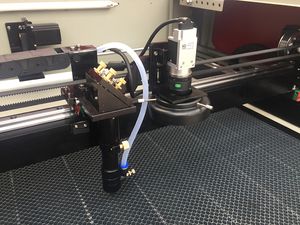 Máquina de corte por láser Co2 con escaneo de cámara CCD 9060/80w. Con mesa de panal para bordar y textiles
