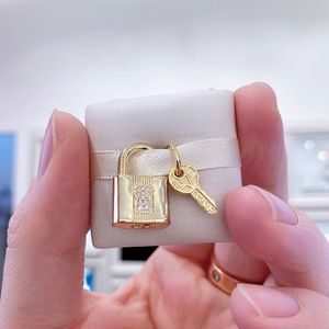 Shine Gold Metal Plated Love Heart Lock y Key Charm Bead Se adapta a las pulseras de joyería de estilo Pandora europeo