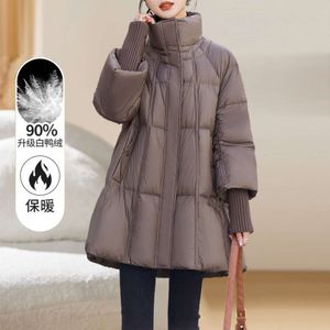 La versión A-Line exuda chaqueta de longitud media de moda para mujeres en invierno 2023, con un nuevo Maillard de tamaño pequeño y engrosado