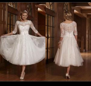 Une ligne White 2019 Robes de mariée SCOOP Appliques en dentelle Half manches sur mesure Vintage Bride Bridal Longueur du genou bon marché Weddin6881191