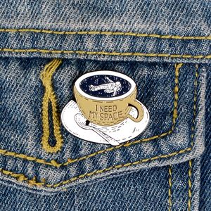Un ensemble de tasses à boire du café, jolie broche, phrase écrite sur la tasse, un astronaute couché dans la tasse, cadeau à la mode pour les amis