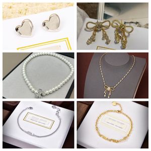 2024 Nouveau look Bracelet de créateur de vente chaude Colliers pendentif Bracelet classique Boucles d'oreilles à la mode pour femmes Cadeaux de fête des mères de cadeaux inspirants pour fille