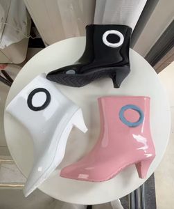 Diseñadores para mujer Botas de lluvia Moda Jelly Color Soft PVC Caucho Slim Fit Tacones altos 5,4 cm Street Show Party Outdoor Martin Boot Kit 35-40