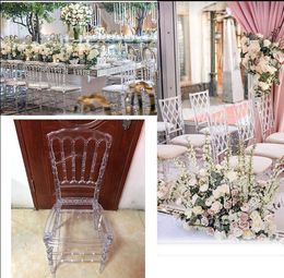 Chaise en cristal acrylique Chaise de mariage Chaise délicate pour événement Grands accessoires Moment de mariage en plein air Fête Rassemblement dans une maison d'hôtel ou une église