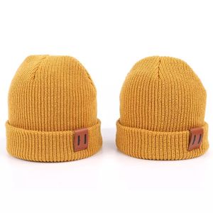 Pull en laine tricoté pour adultes et enfants, casquette de crâne, chapeau d'automne, étiquette en cuir, couleur Pure, chaud, bonnet tricoté pour bébé, vente en gros