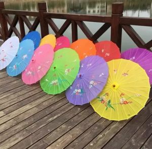 Adultes Chinois À La Main Tissu Parapluie De Mode Voyage Bonbons Couleur Oriental Parasol Parapluies Outils De Mariage Accessoires De Mode En Gros
