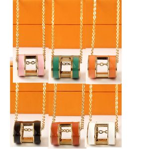 esthétique pendentif conception colliers avec noir pendentif 18k plaque d'or collier designer bijoux rouge 6 couleurs pendentif chaînes boîte à bijoux polyvalent cadeaux ensembles boîte