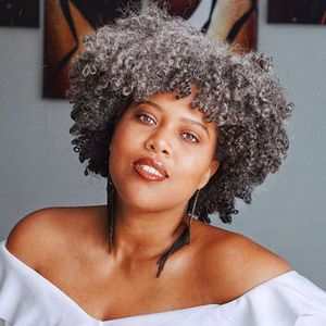 Pelucas de cabello humano rizado Afro Kinky con peluca gris corta Bang para mujeres negras gorra de encaje sin cola transpirable