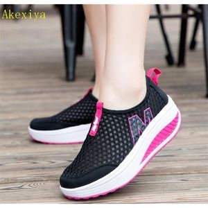 Akexiya, nuevos zapatos para caminar para mujer, deporte informal, moda, aumento de altura, mocasines para mujer, transpirable, malla de aire, cuñas oscilantes, zapatillas de deporte 201217