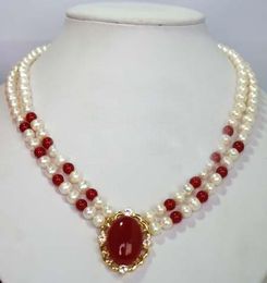Collar rojo del jade de la perla blanca