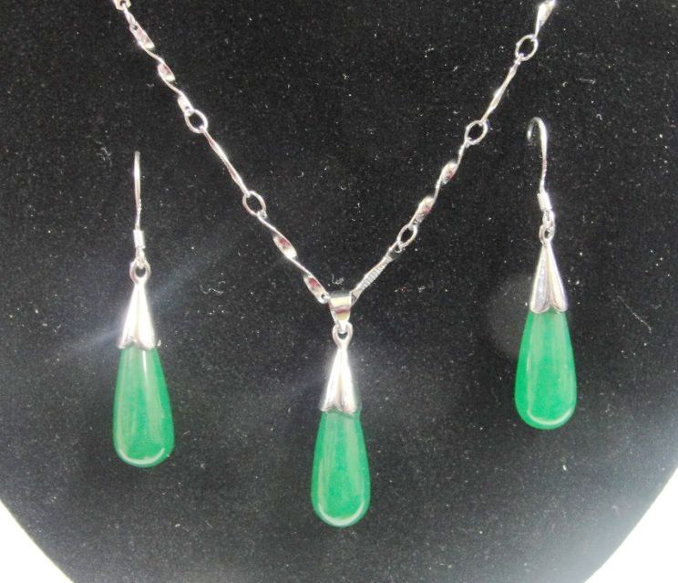 Free Shipping 925 silver Green jade water droplets earrings + necklace Valentine's Day gift
Free Shipping 925 silver Green jade water droplets earrings + necklace Valentine's Day gift