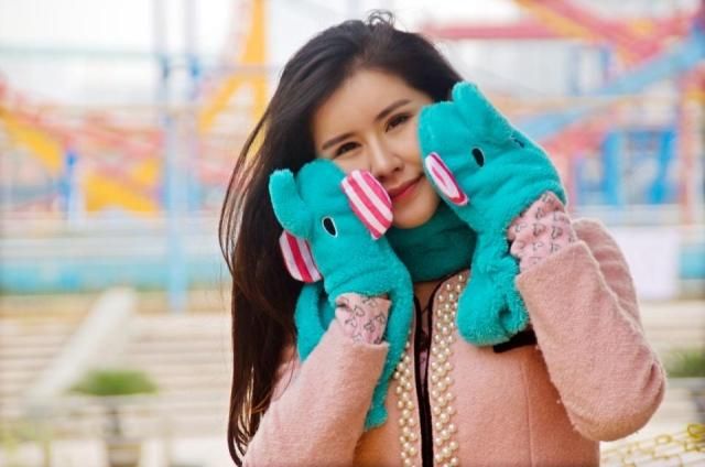 sad-circus-elephant-baby-elephant-gloves