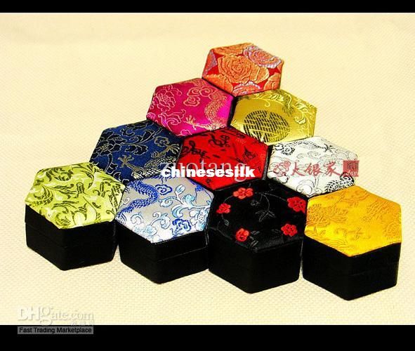 Chinese Small Rustic Beautiful Ring Gift Box Silk Brocade Cardboard Jewelry Packaging Boxes Earring Pendant Storage Box Case 10pcs / lots
Chinese Small Rustic Beautiful Ring Gift Box Silk Brocade Cardboard Jewelry Packaging Boxes Earring Pendant Storage Box Case 10pcs / lots