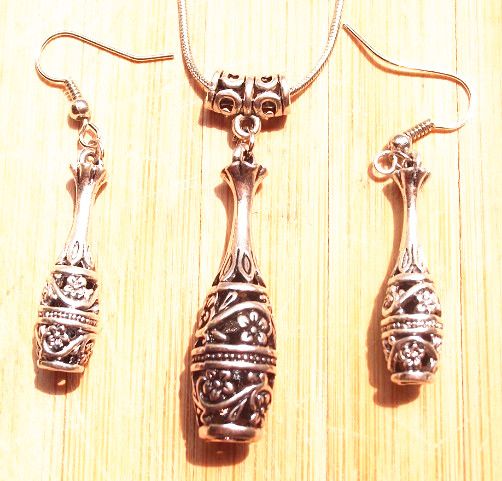 Vintage Tibetan Silver Hollowing Flowers Bottle Pendant Necklace earring Women's Jewelry Sets Stylish 1sets
Vintage Tibetan Silver Hollowing Flowers Bottle Pendant Necklace earring Women's Jewelry Sets Stylish 1sets