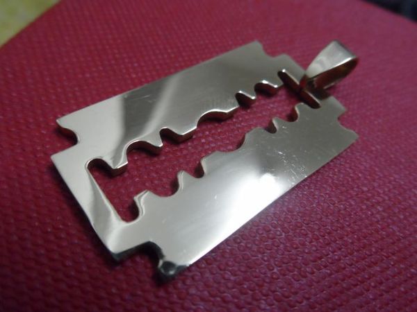 Free ship! Men's Top quality silver Stainless Steel razor blade Dog Tag charms Pendant free chain jewelry performer
Free ship! Men's Top quality silver Stainless Steel razor blade Dog Tag charms Pendant free chain jewelry performer