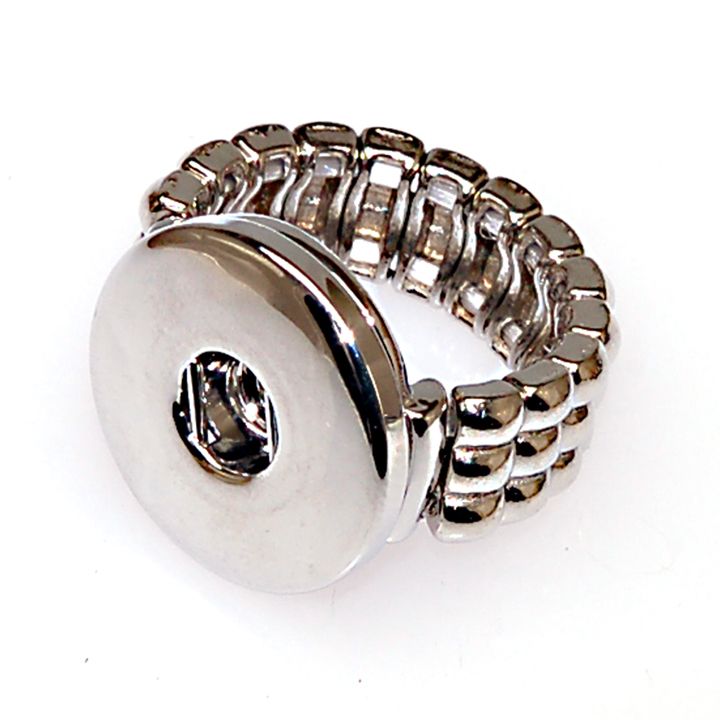 Adjustable snap interchangeable ring base Fits noosa rings. High quality rhodium plating
Adjustable snap interchangeable ring base Fits noosa rings. High quality rhodium plating