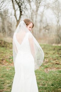 Haute qualité incroyable pour les robes de mariée créateur de mode blanc ivoire doigt coupé bord voile mantille voile pièces de tête de mariée