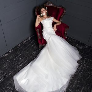 Incroyable dentelle sirène robes de mariée une épaule 3D appliqué trompette perlée robes de mariée balayage train Tulle grande taille robe de Novia