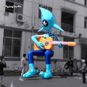 Increíble gran músico alienígena inflable monstruo azul 6 m aire soplado figura de dibujos animados modelo tocando la guitarra para la decoración del escenario del concierto