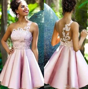 Increíble Rosa Sexy Sheer Mesh Homecoming Top Apliques de encaje satinado Fruncido Una línea Princesa Corto Fiesta de graduación Vestidos de graduación personalizados