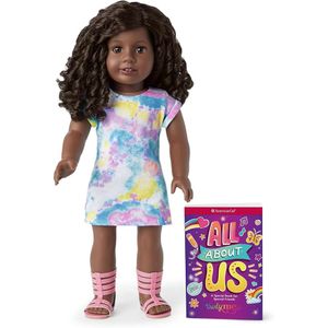 American Girl Truly Me Poupée #115 de 18 pouces avec des yeux gris, des cheveux blonds bouclés, une peau claire, une robe t-shirt tie-dye pour les 6 ans et plus - Cadeau parfait pour les jeunes filles