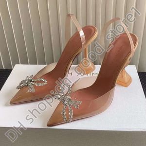 Amina muaddi talon sandales transparentes Top Luxury Designer Dress Shoes Bowknot Crystal Diamond Decoration Transparent PVC Wine Cup Amina Muadi Red Heels 938