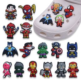 Anime charmes en gros de souvenirs d'enfance Super Hero Man dessin animé charmes accessoires de chaussures PVC Décoration Boucle soft caoutchou