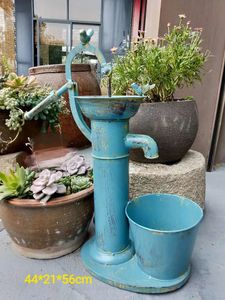 Antique bleu eau pompe à main Pot de fleur baril en métal planteur mangeoire à oiseaux robinet de bain toit jardin balcon cour décoration 240320