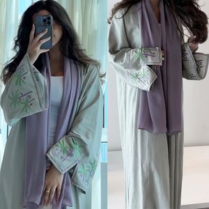 Robe arabe saoudienne de dubaï mode broderie Abaya Cardigan Robe turque Long manteau femmes Robe blanche manches longues Cardigan ensemble deux pièces caftan dubai moderne