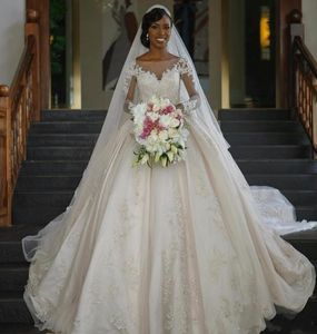 Árabe un vestido de línea barato ilusión de cuello de joya mangas largas de encaje completo de la altura de la boda del tren del tren de la capilla del vestido de novia formal