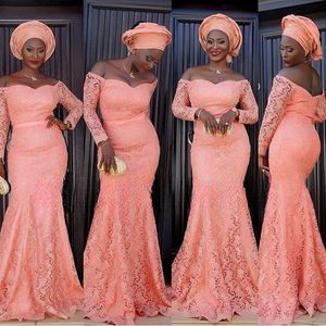 Aso Ebi Pls Tamaño Vestidos de dama de honor Blush Pink Off Hombro Mangas largas Nigeria Estilos de encaje Vestido de fiesta de noche de sirena Vestidos de invitados de boda Vestido de mujer negro africano