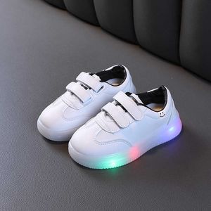 Zapatos atléticos para primeros caminantes al aire libre para niños con suela brillante y brillante, zapatos para correr para bebés con luces, zapatillas luminosas LED para niño y niña para bebé W0329