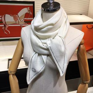La bufanda triangular multifuncional de diamantes para mujer de otoño e invierno se puede envolver o drapear, y la bufanda de cachemira pura tiene una textura más lujosa.
