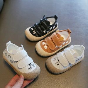 Zapatos de otoño para niña, zapatos de lona para niños, zapatillas de deporte informales para niños, estilo de oso de dibujos animados coreano, primeros caminantes para niños 240220