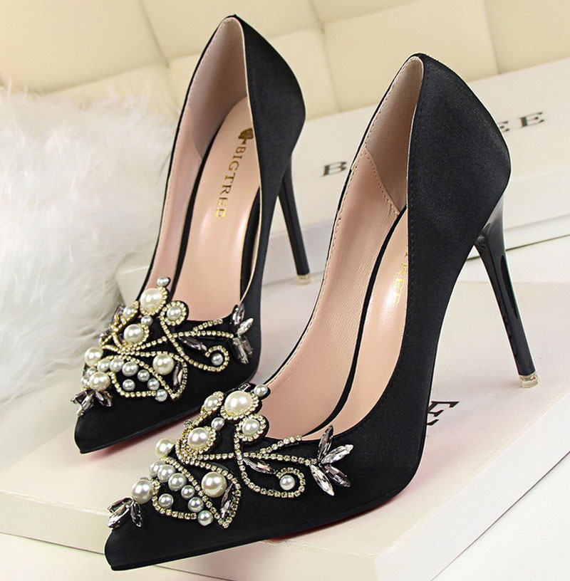 2017 Vintage Satin Wedding Shoes With Pearls Crystals Beaded Pointed