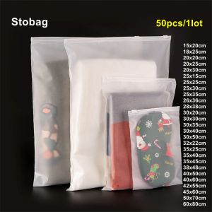 Sacs Stobag 50pcs grossistes givrés de vêtements à fermeture éclair claire sacs d'emballage ziplock scellant pour les fournitures de stockage de voyage à domicile personnalisées