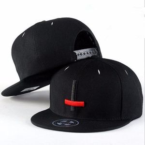 Casquettes de balle 2023 Marque Street Dance Cool Hip Hop Broderie Noir Rouge Croix Snapback Snap Back Hommes Baseball Chapeaux Os Hat1