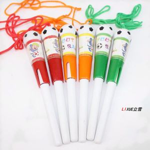 Stylos à bille 100pcs Coupe du monde de football Forme avec lanière Stylo Cadeau Football