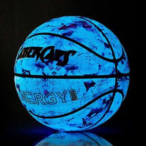 Les balles brillent dans le basket-ball noir bleu violet lumineux lumineux après la lumière du soleil