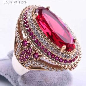 Band anneaux magnifiques ovales incrustés red zircon ring de luxe en métal à deux tons mariages cz pour femmes bijoux de mode de fiançailles H240424
