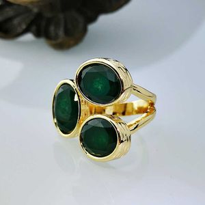 Anillos de banda de lujo AAA Verde oscuro Cubic Zirconia Anillos de boda Encantos Metal dorado Tres cabezas llenas CZ Anillos de piedra para mujer Joyería G230213