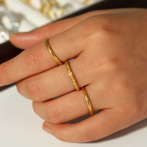 Anneaux de bande minimaliste Cercle ordinaire Femmes à trois pliages anneau doigt portable 18k Déclaration d'or de bijoux imperméable Q240429
